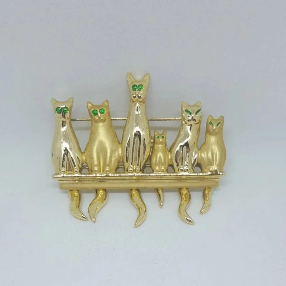 6 CATS ON A MANTLE With Dangling Tails Green‎ Eyes Vintage Gold Tone Brooch Pin